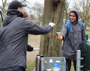 Streetworkarbeit im Nelson-Mandela-Park Streetworker übergibt Getränkebecher