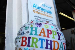 Luftballon mit Happy Birthday und Allmende-Schild