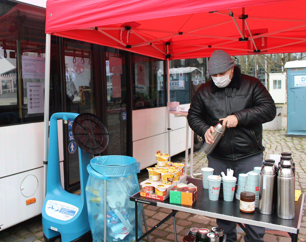 Ein Mann hat eine Thermoskanne in der Hand