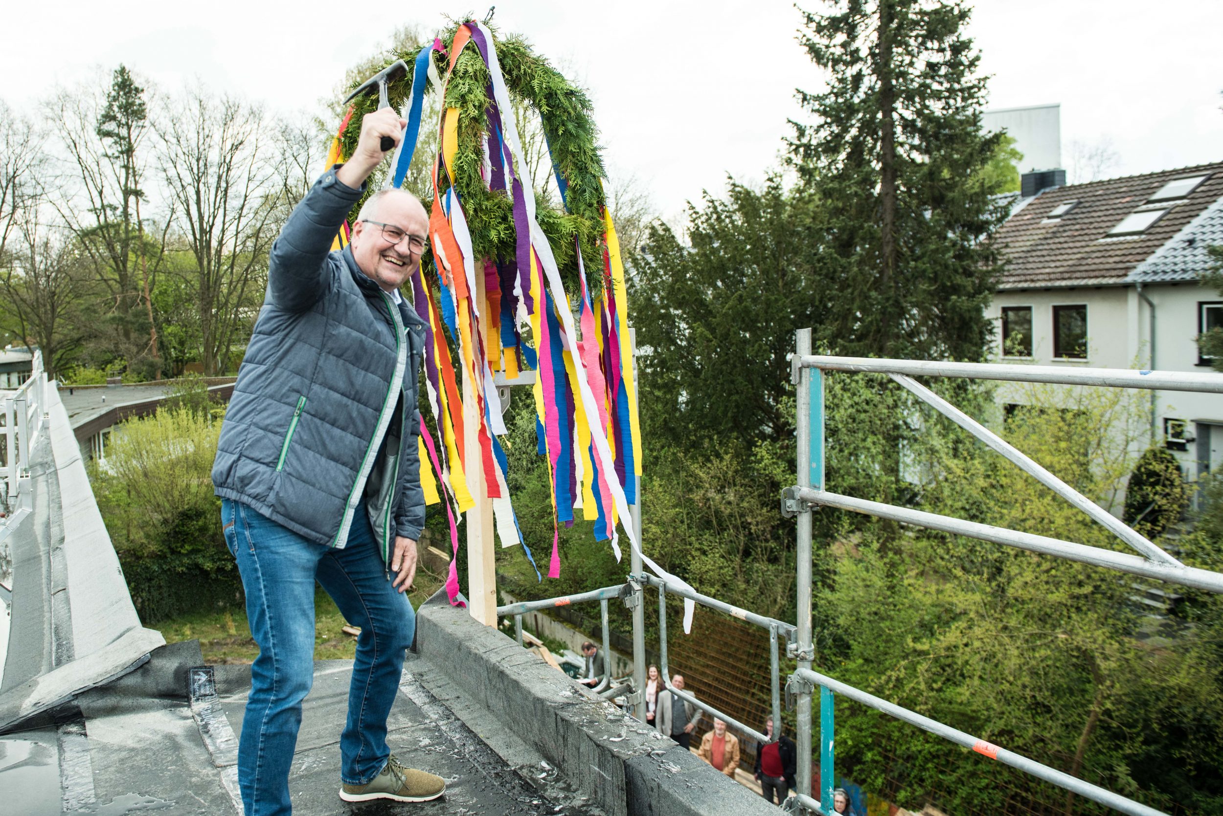 Vorstand Rolf Klauner schlägt den Zimmermannsnagel rein