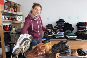 Eine Frau sortiert Schuhe