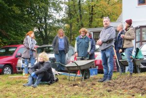 Eine Gruppe aus Frauen und Männern steht draußen vor dem Adelenstift. Foto: Sylvia Thomssen