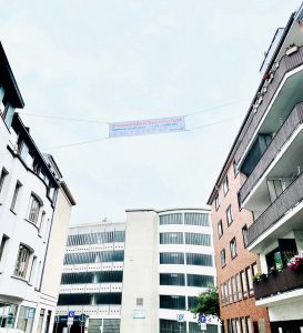 Ein Banner wurde über eine Straße aufgehängt