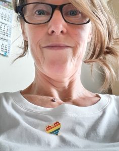 Eine Frau mit CSD-Sticker