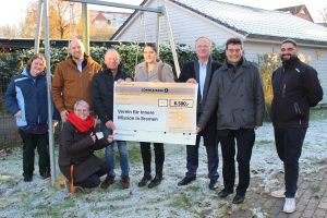 Menschen mit einem großen Scheck in der Hand