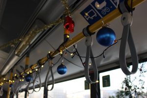 Adventskugeln schmücken einen Bus