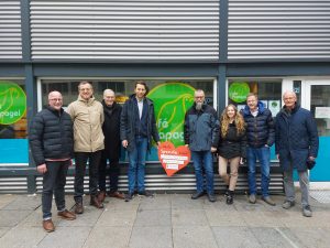 Eine Gruppe von Menschen mit einem Spendenscheck in der Hand