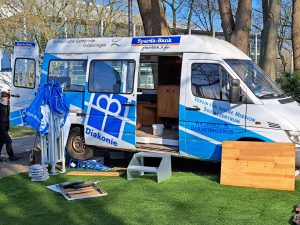 Ein Transporter mit Diakonie-Logo und Schriftzug Verein für Innere Misison in Bremen