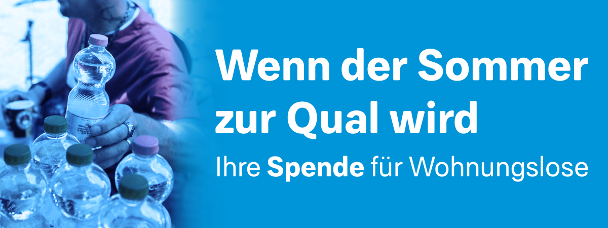 Plakat mit blauem Hintergrund und dem Text: Wenn der Sommer zur Qual wird, Ihre Spende für Wohnungslose, daneben eine Hand, die eine Wasserflasche hält, und mehrere Wasserflaschen im Vordergrund.