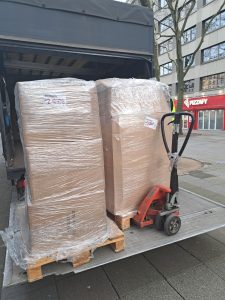 Hebebühne Lkw mit Paletten und Kartons