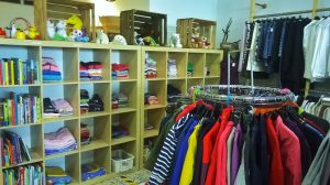 Eine Regalwand und ein Kleiderständer eines Secondhand-Ladens