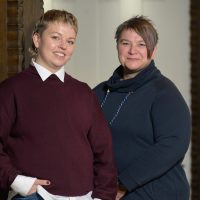 Zwei Frauen, die nebeneinander stehen