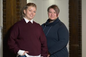 Zwei Frauen, die nebeneinander stehen