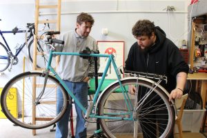 Zwei Männer, die ein Fahrrad begutachten