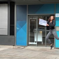 Eine Frau springt in die Luft