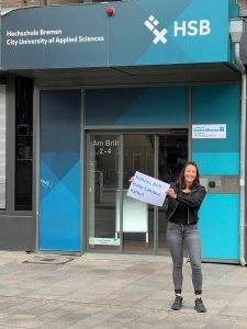 Die Beratungen sind vom Brill an den Sozialcampus Käthe umgezogen Eine Frau mit einem Schild in den Händen