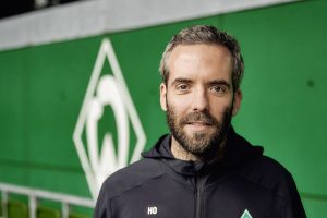 Mittelalter Mann mit Bard vor einem Werder Bremen Logo